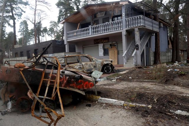 Vehículos destruidos frente a una vivienda en Bucha, Ucrania