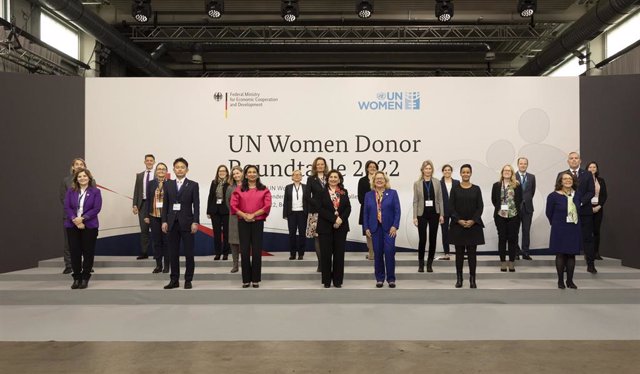 La secretaria de Estado de Cooperación Internacional, Pilar Cancela (primera por la izquierda), participa en la Conferencia Mundial de Donantes de ONU Mujeres