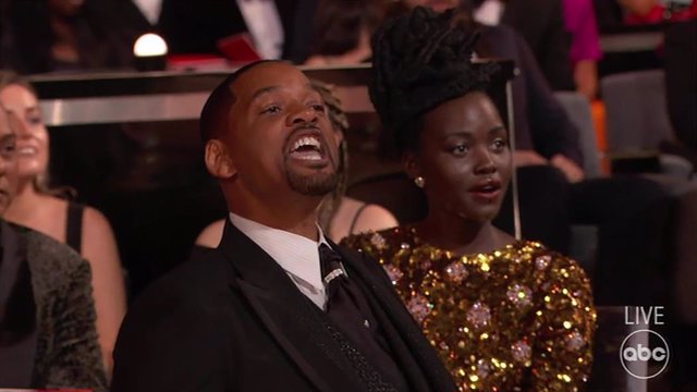 Will Smith increpa a Chris Rock después de darle una bofetada en los Oscar