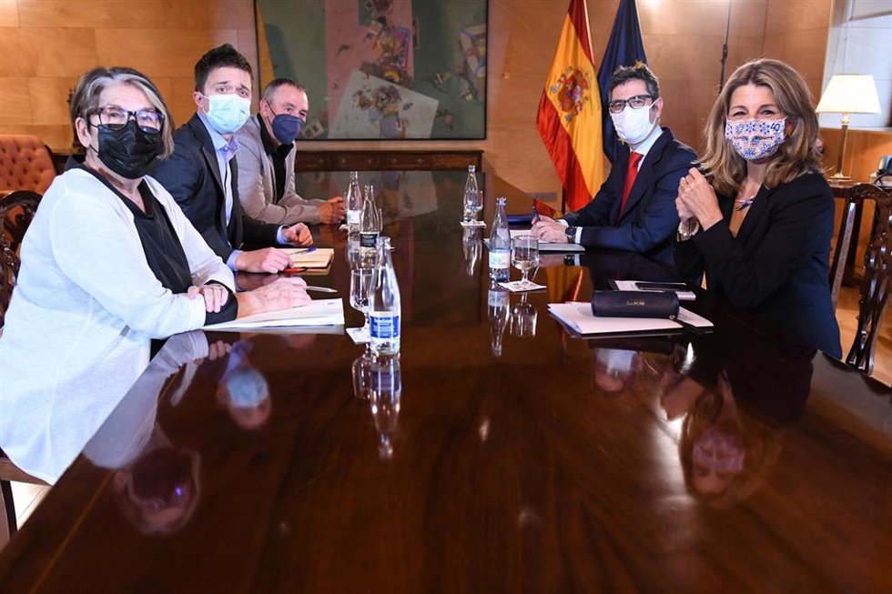 (I-D) La diputada de Más País-Verdes Equo Inés Sabanés; el líder de Más País, Íñigo Errejón, y el diputado de Compromís, Joan Baldoví; el ministro de la Presidencia, Félix Bolaños, y la vicepresidenta segunda y ministra de Trabajo, Yolanda Díaz.