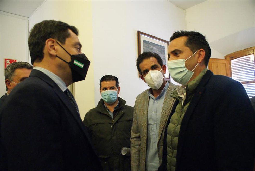 El presidente de la Junta, Juanma Moreno, recibe a los miembros de la plataforma durante su visita institucional al Ayuntamiento de Lucena del Puerto este martes.