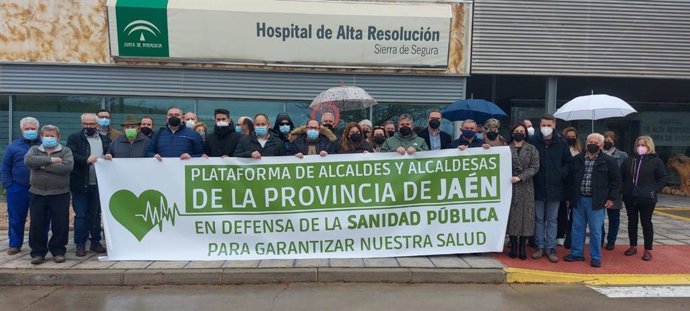 Concentración ante el Hospital Sierra de Segura.