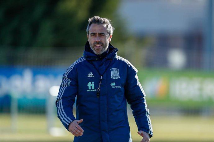 Archivo - Jorge Vilda, head coach, looks on during the women football Team of Spain training sesion, at Ciudad del Futbol on February 15, 2022, in Las Ronzas, Madrid, Spain.
