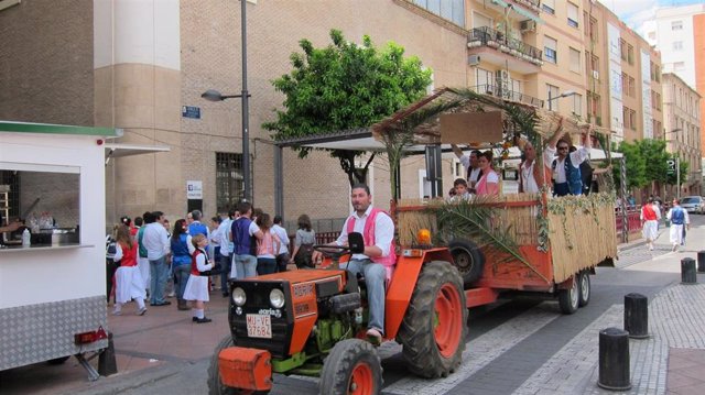 Archivo - Tractor Habilitado Pasa Por Una Calle De Murcia En El Bando De La Huerta