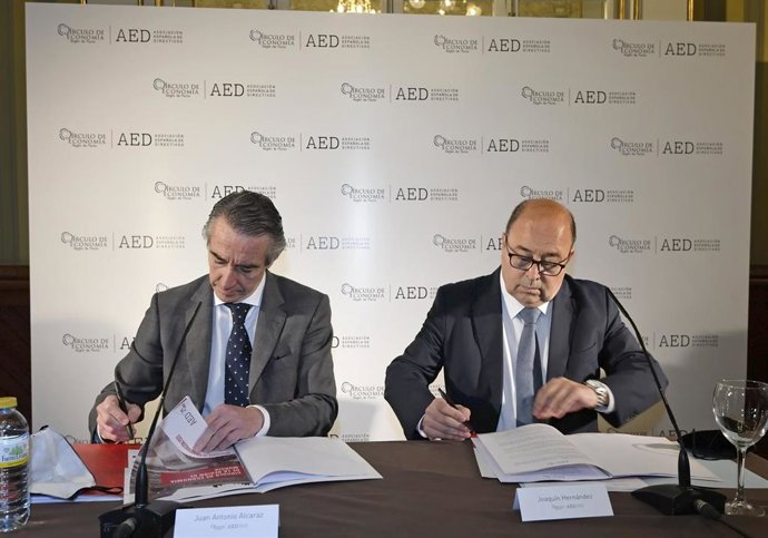 El presidente de AED y director general de Caixabank, Juan Antonio Alcaraz,y el presidente del Círculo de Economía, Joaquín Hernández, suscriben el acuerdo de colaboración