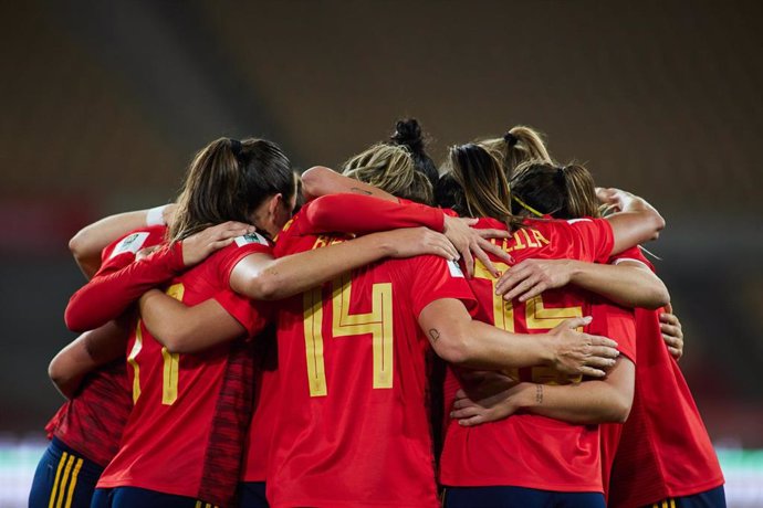 Archivo - Las jugadoras de la selección española celebrando un gol