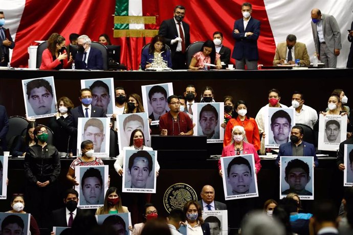 Diputados de Morena muestran en el Congreso de México fotografías de los 43 normalistas de Ayotzinapa asesinados en el séptimo aniversario del crimen.