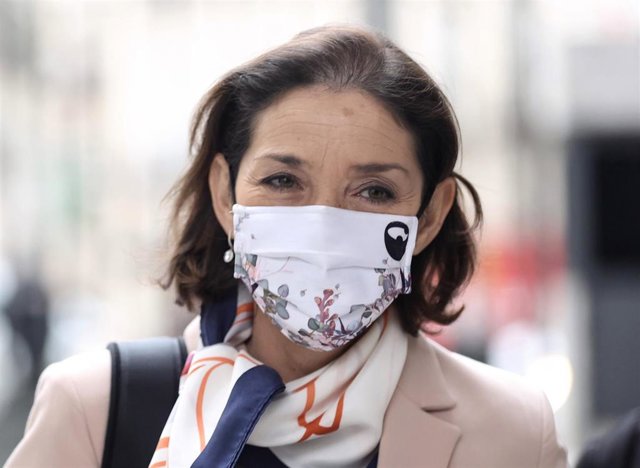 La ministra de Industria, Comercio y Turismo, Reyes Maroto, a su llegada a una sesión plenaria, en el Congreso de los Diputados