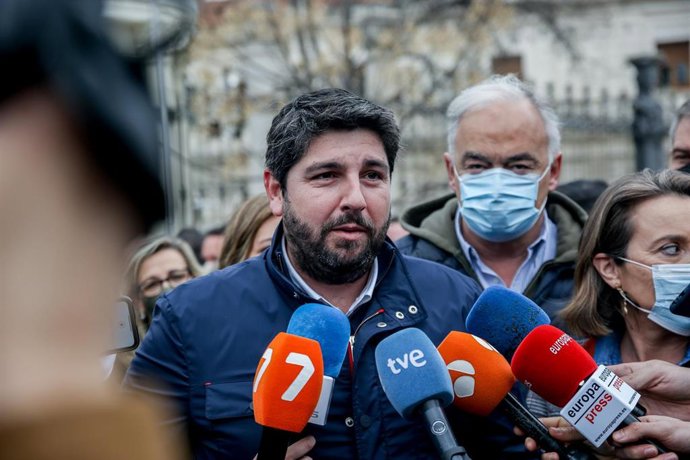 El presidente de la Región de Murcia, Fernando López Miras, atiende a los medios de comunicación antes del comienzo de la marcha 20M, en Plaza Emperador Carlos V, a 20 de marzo de 2022, en Madrid (España). Los organizadores de esta convocatoria, denom