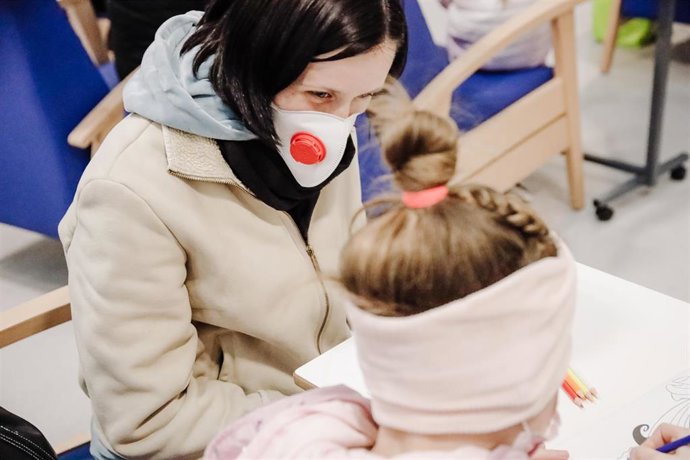 Una mujer refugiada ucraniana y su hija, a su llegada al Hospital de Emergencias Enfermera Isabel Zendal