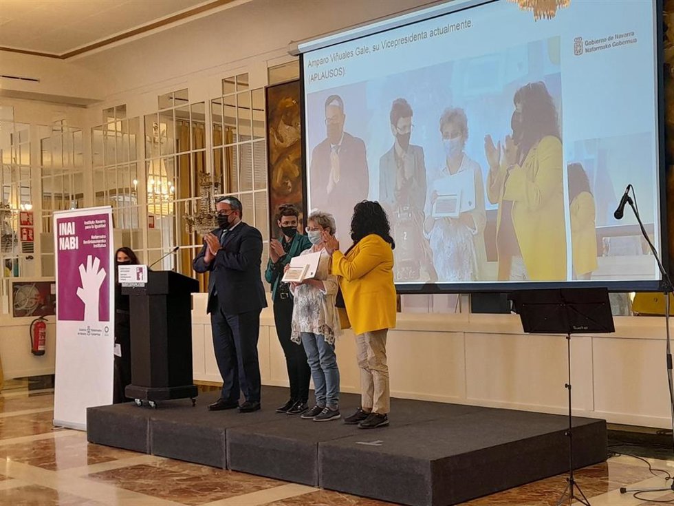 Amparo Viñuales posa con la placa conmemorativa en el 25 aniversario del Consejo Navarro de la Igualdad  junto con  Javier Remírez, María Chivite y Eva Istúriz