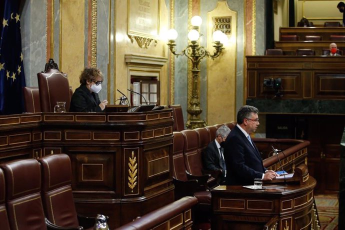 Archivo - El diputado Javier Bas, del Grupo Parlamentario Popular, interviene en una sesión plenaria