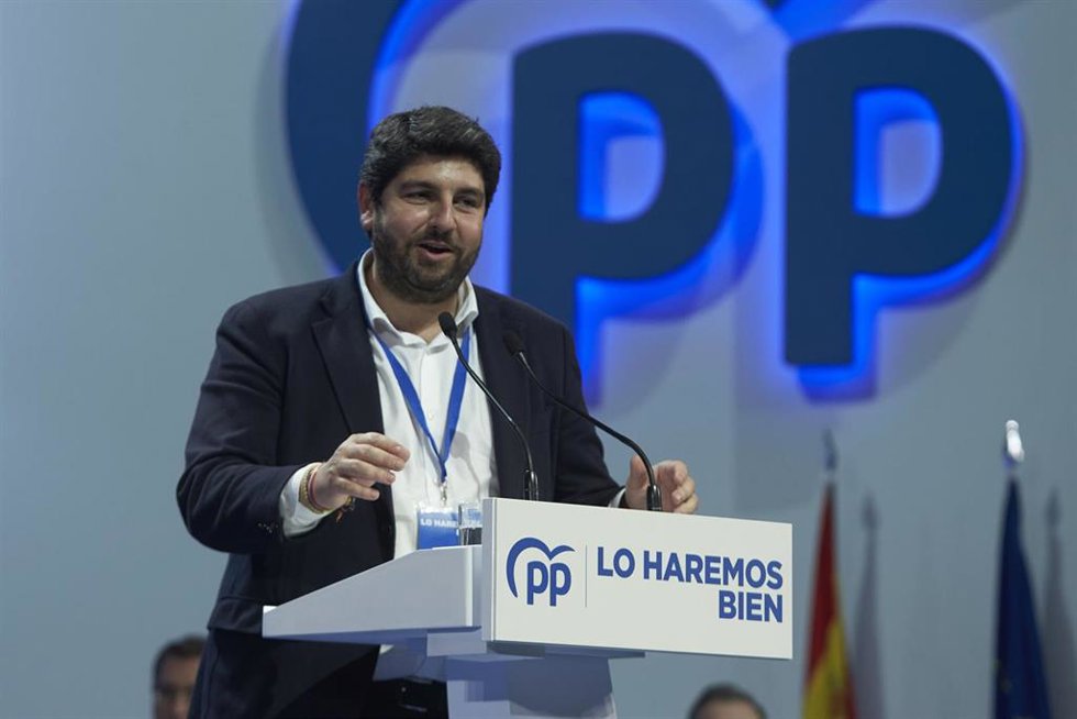 El presidente de Murcia, Fernando López Miras, en el Palacio de Congresos y Exposiciones de Sevilla (FIBES) para participar en el XX Congreso extraordinario del PP, a 1 de abril de 2022, en Sevilla, Andalucía (España). El Partido Popular encumbrará en e