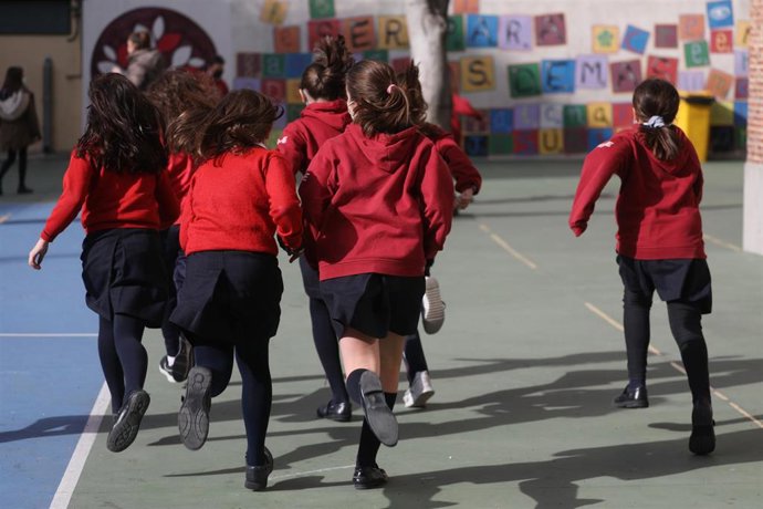Archivo - Un grupo de niños corriendo por el patio del Colegio Blanca de Castilla, en Madrid