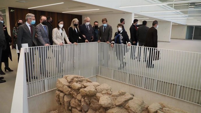 Del Pozo (centro), observa, junto al resto de autoridades, los restos arqueológicos integrados en la nueva Biblioteca del Estado en Córdoba.