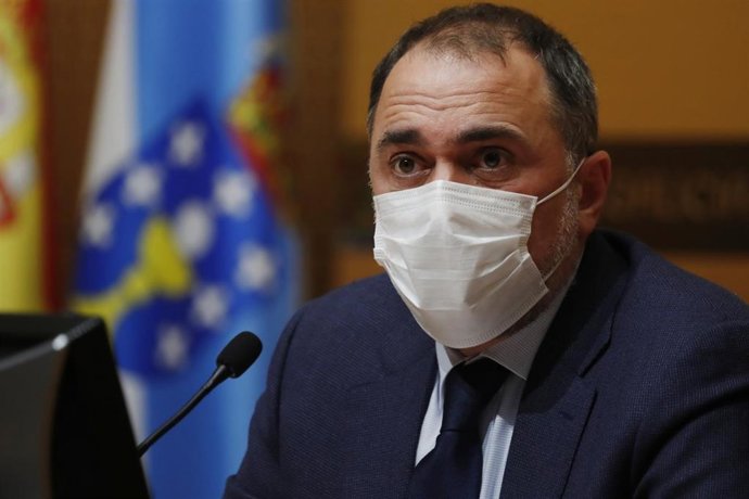 Archivo - El conselleiro de Sanidade, Julio García Comesaña, en rueda de prensa este miércoles 26 de enero