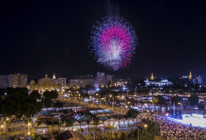 Archivo - Espectáculo de fuegos artificiales clausuran la Feria de Abril 2019.