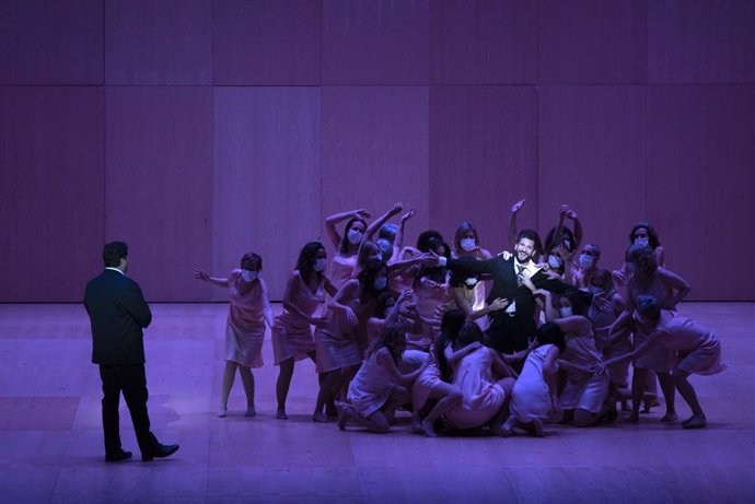 Un grupo de artistas durante el pase gráfico de la ópera 'Macbeth' en el Palau de les Arts, a 29 de marzo de 2022, en Valencia, Comunidad Valenciana (España). 