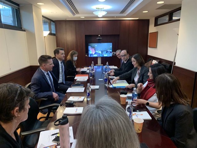 La ministra de Industria, Comercio y Turismo, Reyes Maroto, se reúne en Estados Unidos con el vicepresidente de Asuntos Gubernamentales de Ford, Matthew Godlewski.