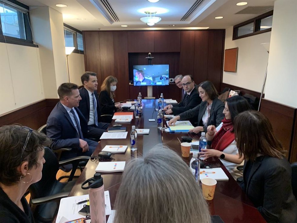 La ministra de Industria, Comercio y Turismo, Reyes Maroto, se reúne en Estados Unidos con el vicepresidente de Asuntos Gubernamentales de Ford, Matthew Godlewski.