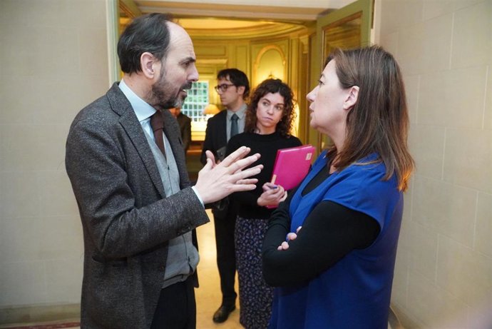 La presidenta del Govern, Francina Armengol, junto al embajador representante permanente de España ante la UE, Marcos Alonso.