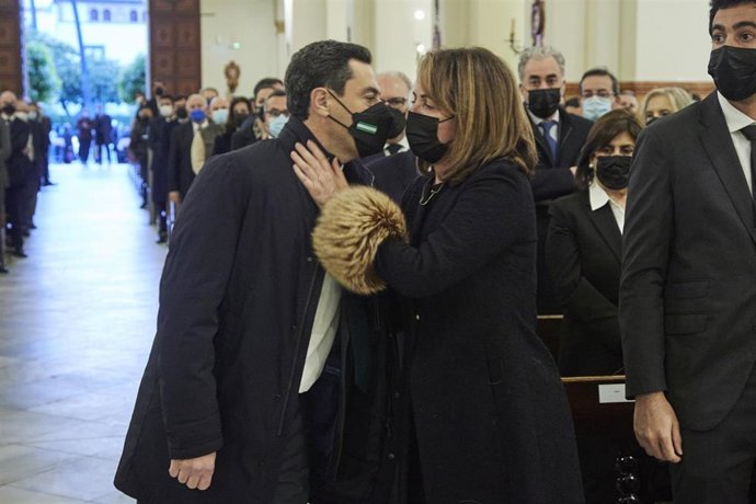 El presidente de la Junta, Juanma Moreno, saluda a la viuda de Javier Imbroda durante la Misa Funeral de Javier Imbroda en la Parroquia del Corpus Christi, a 6 de abril de 2022 en Sevilla (Andalucía, España)