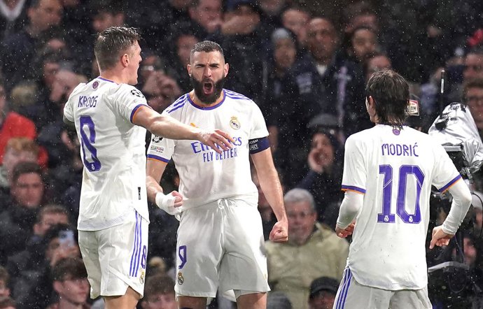 06 April 2022, United Kingdom, London: Real Madrid's Karim Benzema (C) celebrates scoring his side's first goal with teammates during the UEFA Champions League quarter-final first leg soccer match between Chelsea and Real Madrid at Stamford Bridge. Phot