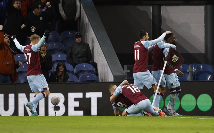 06 April 2022, United Kingdom, Burnley: Burnley's Maxwel Cornet (R) celebrates scoring his side's third goal with teammates during the English Premier League soccer match between Burnley and Everton at Turf Moor. Photo: Richard Sellers/PA Wire/dpa