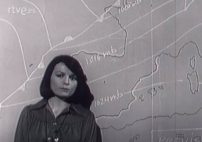 La meteoróloga gallega Pilar Sanjurjo presenta el tiempo en el informativo 'Noticias en La 2', en el año 1975.