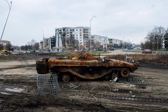 05 April 2022, Ukraine, Borodjanka: A destroyed Russian battle tank stands in the main square of Borodyanka, a small village near Kiev. As Russian forces withdraw from the area around the capital, the extent of the damage and loss of life resulting from t