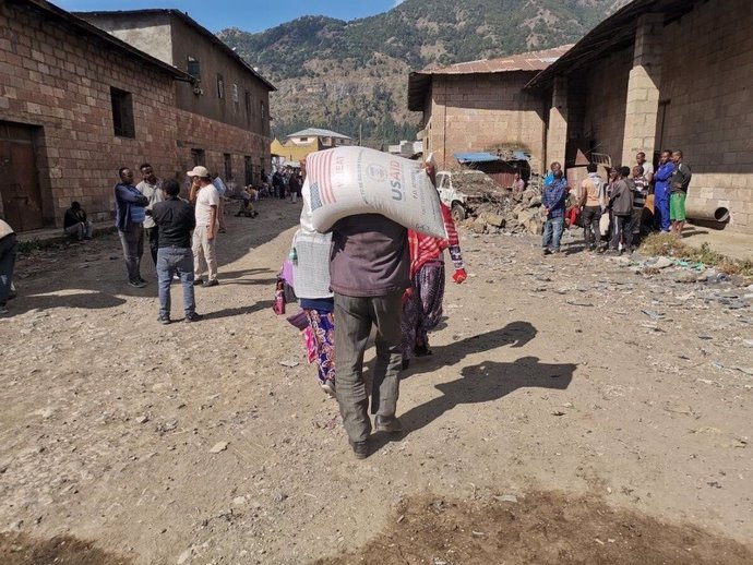 Archivo - Asistencia humanitaria del Programa Mundial de Alimentos de la ONU en el norte de Etiopía