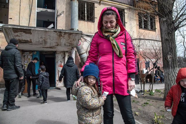 03 April 2022, Ukraine, Mariupol: A mother and daughter stand outside their destroyed home. Photo: Maximilian Clarke/SOPA Images via ZUMA Press Wire/dpa