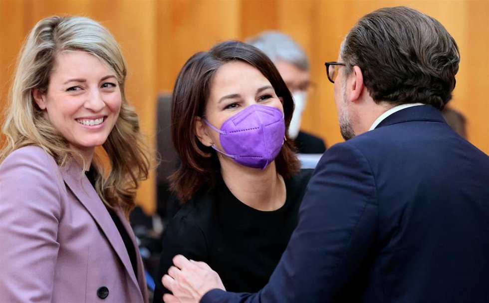 La ministra de Relaciones Exteriores canadiense, Mélanie Joly, con su homóloga alemana