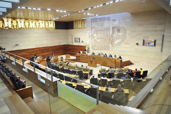 Archivo - Pleno de la Asamblea de Extremadura, en una imagen de archivo.