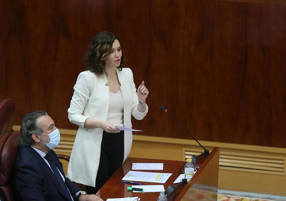 La presidenta de la Comunidad Madrid, Isabel Díaz Ayuso, interviene en una sesión plenaria en la Asamblea de Madrid, a 24 de marzo de 2022, en Madrid (España). El pleno gira en torno al debate sobre el Proyecto de Ley de medidas urgentes para el impulso