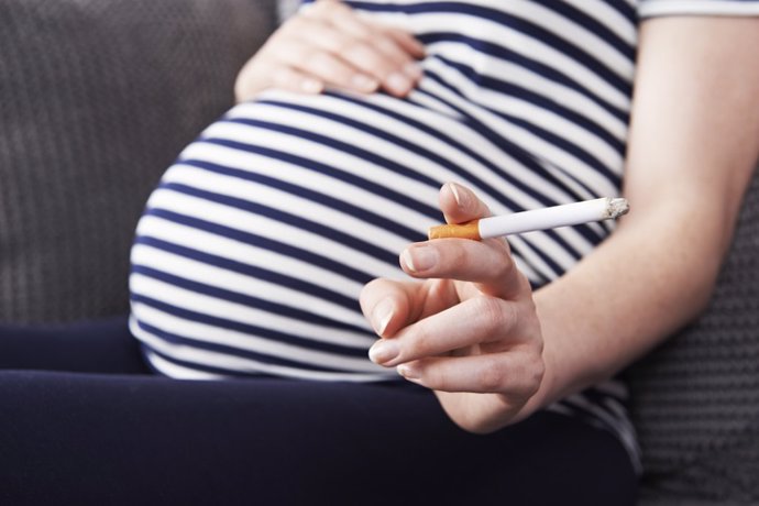 Archivo - Mujer embarazada fumando