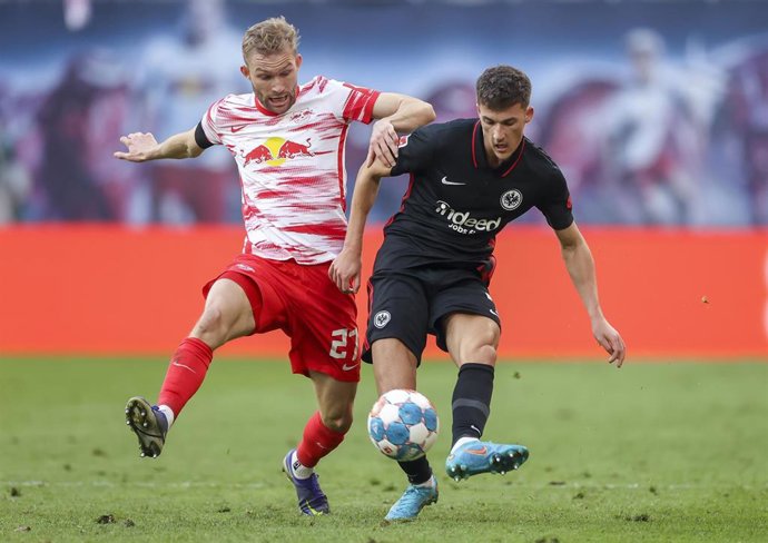 Konrad Laimer y Ajdin Hrustic pelean por una pelota en un Leipzig-Eintracht de la Bundesliga 