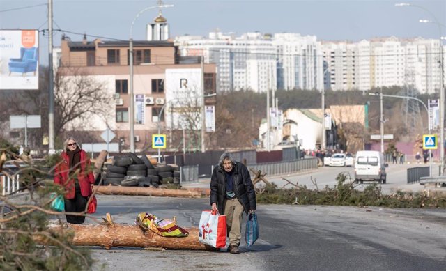 Residentes de Irpin tienen que abandonar sus hogares y evacuar en el marco de la ofensiva desencadenada por Rusia contra Ucrania