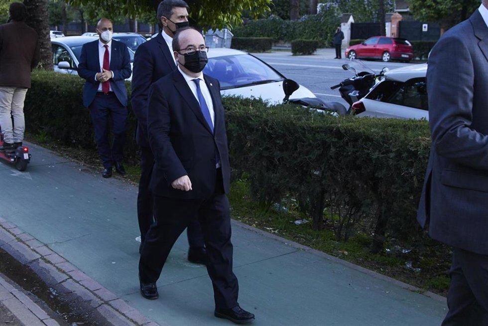 El ministro de Cultura y Deporte, Miquel Iceta, durante la Misa Funeral de Javier Imbroda en la Parroquia del Corpus Christi, a 6 de abril de 2022 en Sevilla (Andalucía, España)