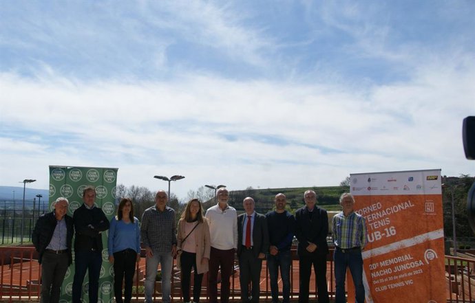 Personalidades invitadas al acto en las instalaciones del Club Tennis Vic.