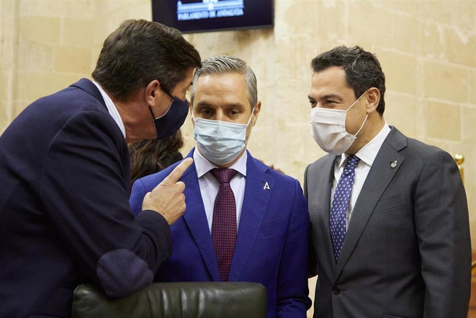 Archivo - El vicepresidente de la Junta, Juan Marín, (i) el consejero de Hacienda y Financiación Europea, Juan Bravo (2d) y el presidente de la Junta de Andalucía, Juanma Moreno, (d) hablan durante el Debate de Presupuesto, a 24 de noviembre de 2021