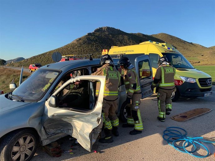 Bomberos auxilian a uno de los accidentados en el siniestro ocurrido en la carretera que une Lorca y Caravaca de la Cruz
