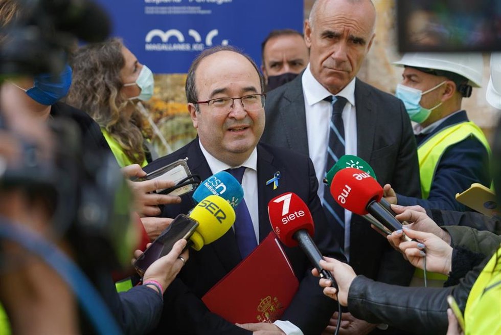 El ministro de Cultura, Miquel Iceta, con el alcalde de Sevilla, Antonio Muñoz, este miércoles en Sevilla. (Foto de archivo).