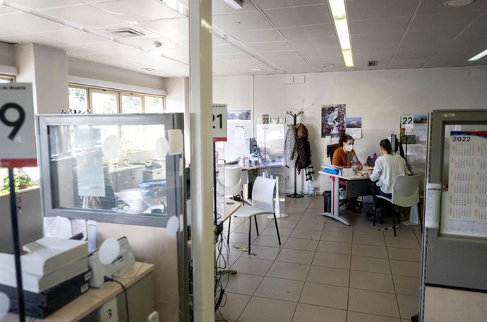 Archivo - Una mujer es atendida en la Oficina de Empleo de Moratalaz, a 27 de enero de 2022, en Moratalaz, Madrid (España). Según los datos de la Encuesta de Población Activa (EPA) publicada este jueves por el Instituto Nacional de Estadística (INE), el