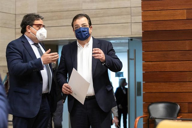 El presidente de la Junta, Guillermo Fernández Vara, y el vicepresidente segundo y consejero de Sanidad y Servicios Sociales, José María Vergeles, en el pleno de la Asamblea