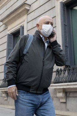 Archivo - El diputado vasco del PSOE, Odón Elorza, habla por teléfono a su salida de una sesión plenaria del Congreso 