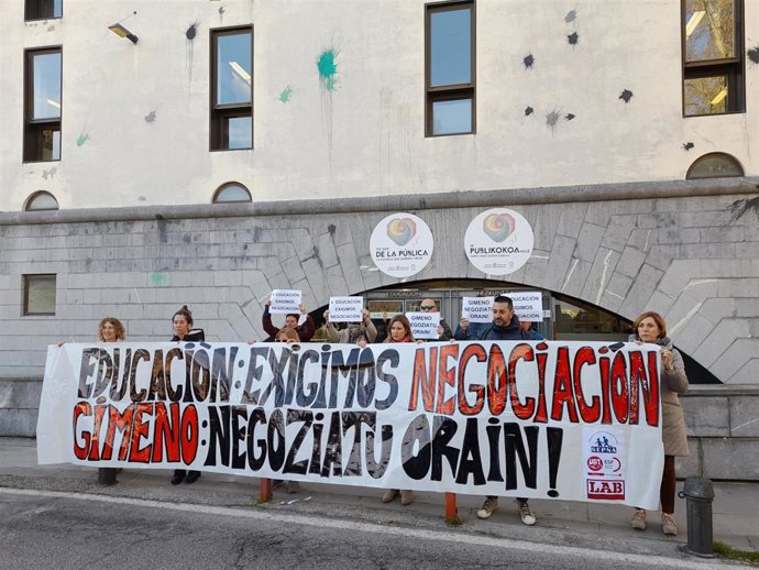 Los Sindicatos Firmantes Del Acuerdo De La Enseñanza Concertada E Ikastolas De Navarra, SEPNA, UGT Y LAB, En La Concentración Frente Al Departamento De Educación