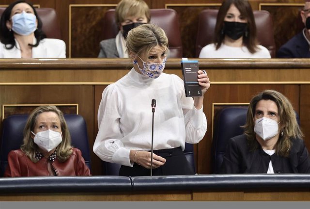 La vicepresidenta segunda del Gobierno, Yolanda Díaz, sostiene el Estatuto de los Trabajadores en una sesión plenaria, en el Congreso de los Diputados, a 6 de abril de 2022, en Madrid (España). 
