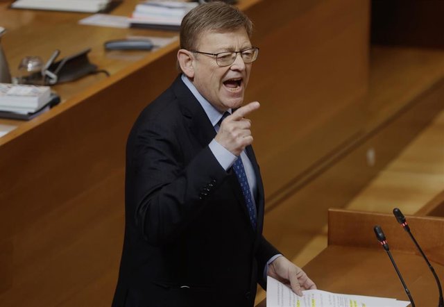 Ximo Puig interviene en la sesión de control en Les Corts