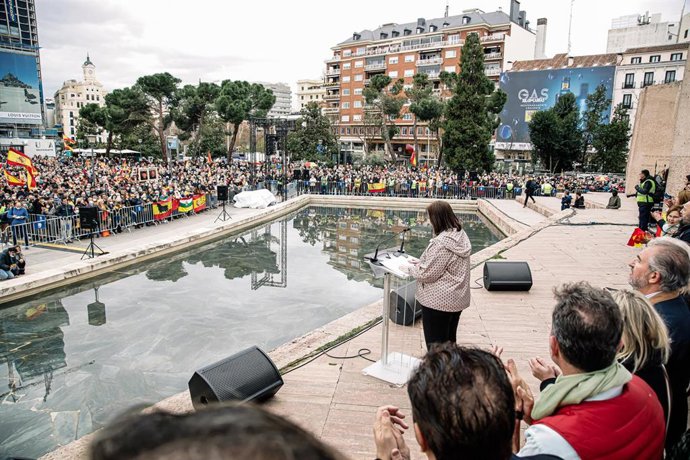La presidenta del la AVT, Maite Araluce, interviene en una manifestación a favor de las víctimas del terrorismo, en la Plaza de Colón, a 26 de marzo de 2022
